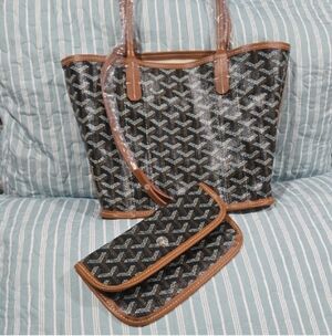 💕 Cream/Black/Tan Reversible Tote Bag with Pouch